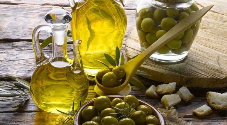 Oliwa z oliwek na lśniące i jedwabiste włosy