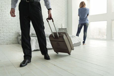 Rozstanie, partner wychodzi z walizką