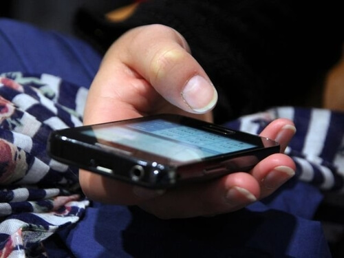 Telefon komórkowy w dłoni, jak poprawić koncentrację?