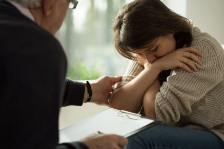 Załamana kobieta u psychologa
