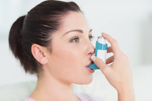 astma, kobieta robi inhalację