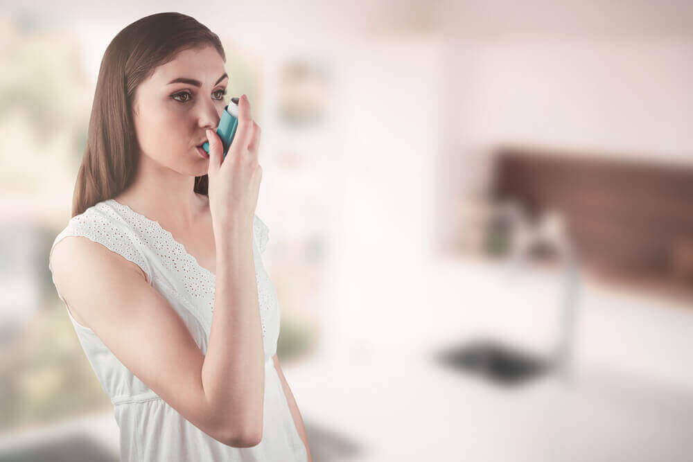 astma, kobieta robi inhalację