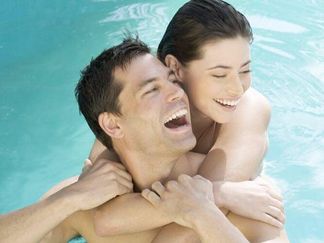 seks w basenie