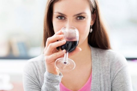 Kobieta pijąca czerwone wino