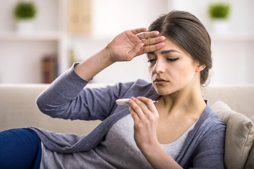 Kobieta z gorączką wywołaną przez choroby przenoszone drogą płciową