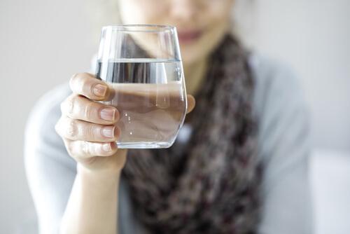 niedoczynność tarczycy woda kobieta trzyma szklankę wody
