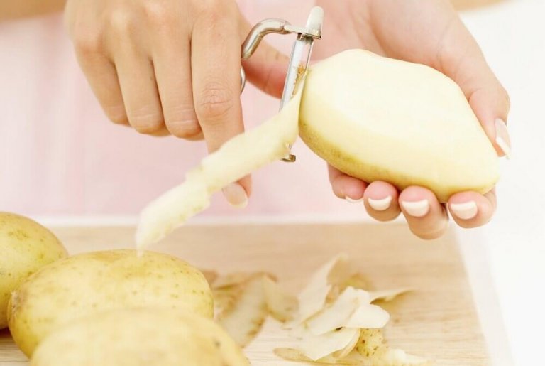 Cztery środki zaradcze oparte o skórki ziemniaków, które powinieneś wypróbować!