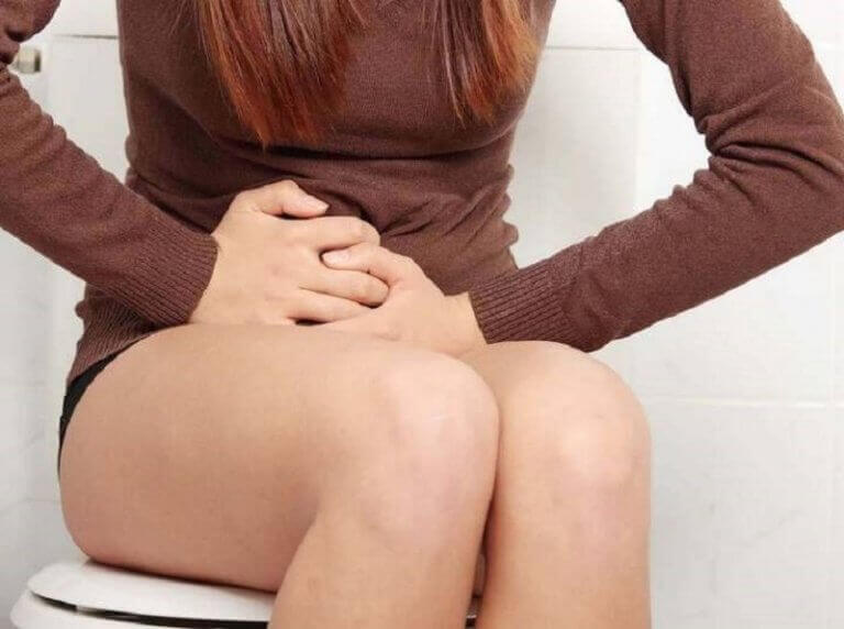 kobieta na toalecie a zatrzymywanie wody