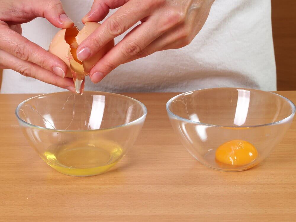 Rozbijanie jajka na maseczka przeciwzmarszczkowa