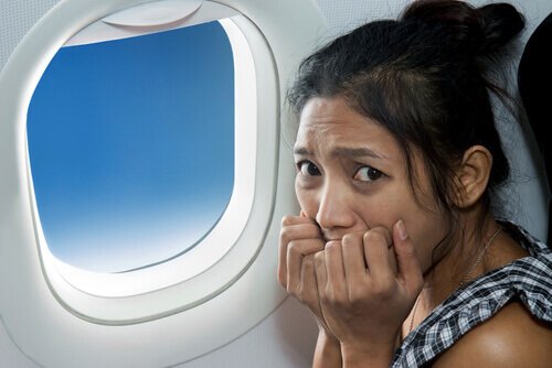 dziewczyna w samolocie strach- zapobieganie wymiotom