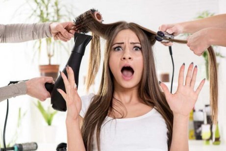 Przerażona dziewczyna u fryzjera