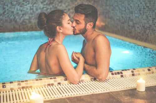 Para całuje się w jacuzzi