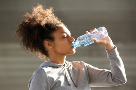 dziewczyna pijąca wodę z butelki
