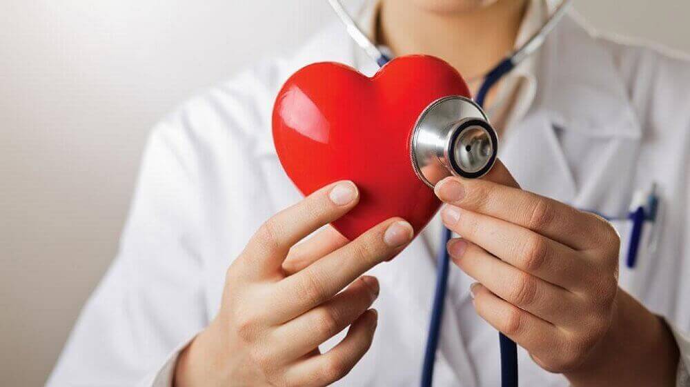 wyeliminuj jedzenie cukru - unikniesz chorób serca - lekarz badający serce