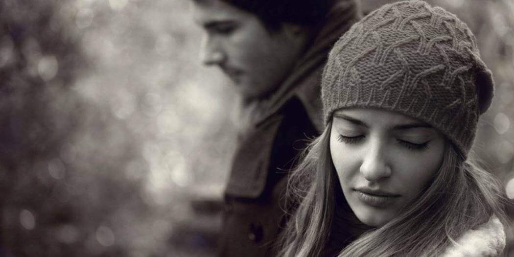 Kobieta odwraca głowę od partnera