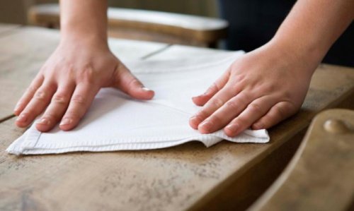 Czyszczenie drewna szmatką i owoce cytrusowe które w tym pomogą