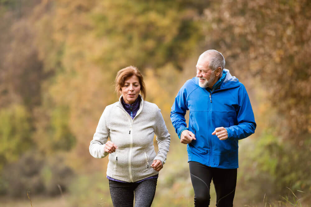 Starsza para uprawia jogging 