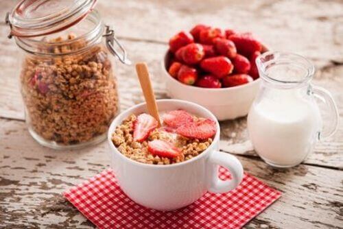 Jogurt i płatki śniadanie na zapalenie okrężnicy