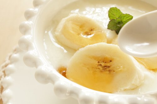 jogurt z bananem śniadanie