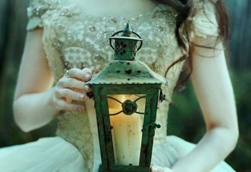 Kobieta z latarnią, z czasem nauczyłam się nie prosić