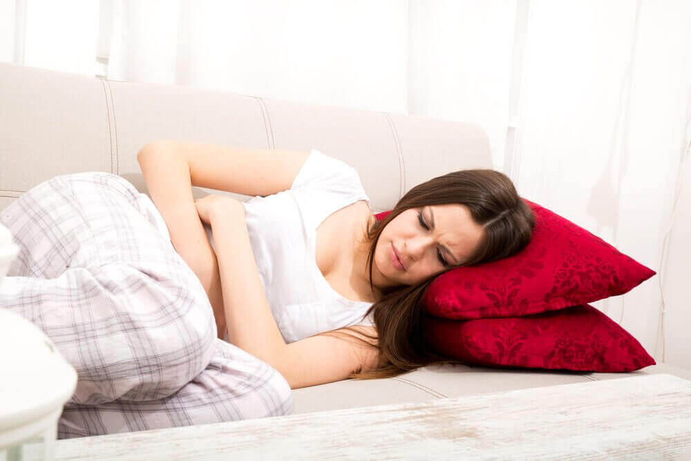 Kobieta na kanapie a zaburzenia miesiączkowania