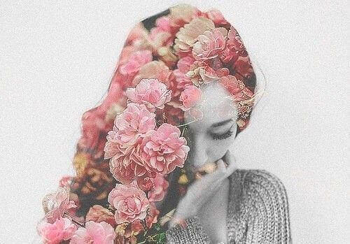 Kobieta z warkoczem z róż