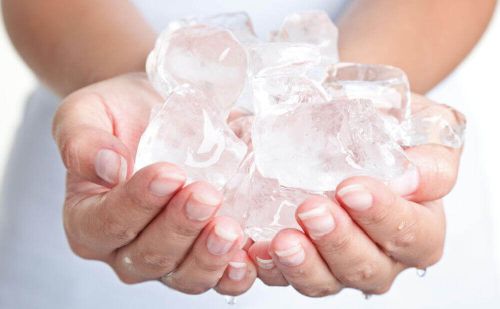 Kostki lodu w dłoniach