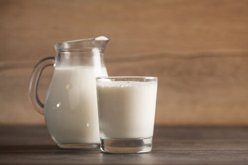 szklanka mleka mleko na oczyszczanie - mleko z miodem