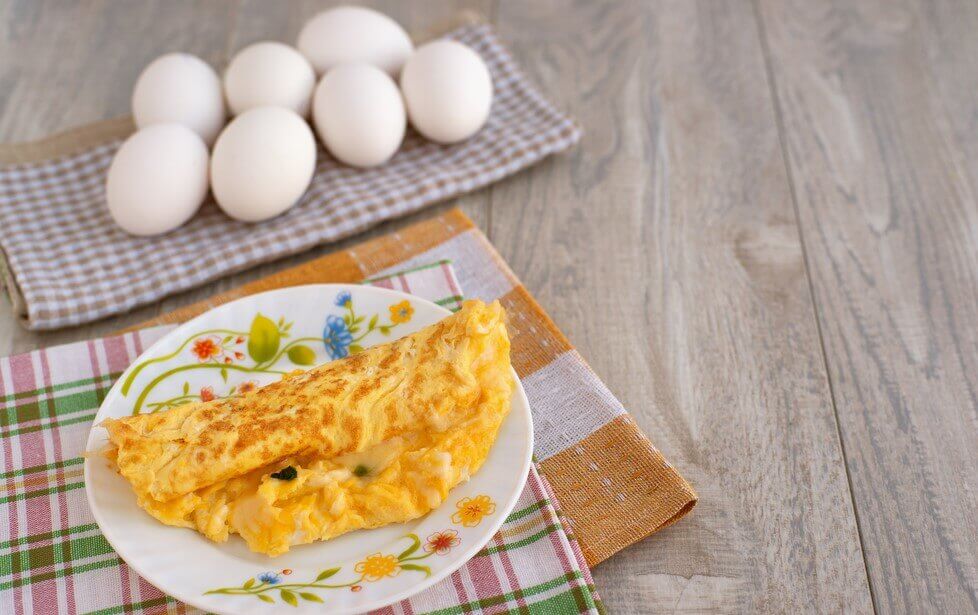 Zdrowe śniadanie: Omlet z kozim serem i ziołami