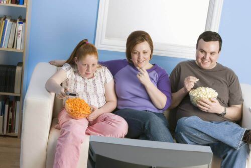 otyłość otyła rodzina na kanapie ogląda telewizję