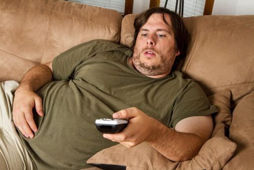 otyłość otyły mężczyzna na kanapie