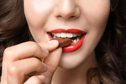 kobieta zjada czekoladę
