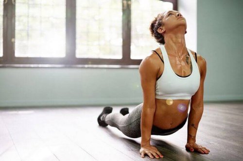 Pozycja kobry joga kobieta ćwiczy