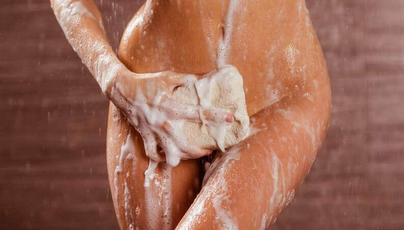 Kobiece ciało i higiena intymna pod prysznicem