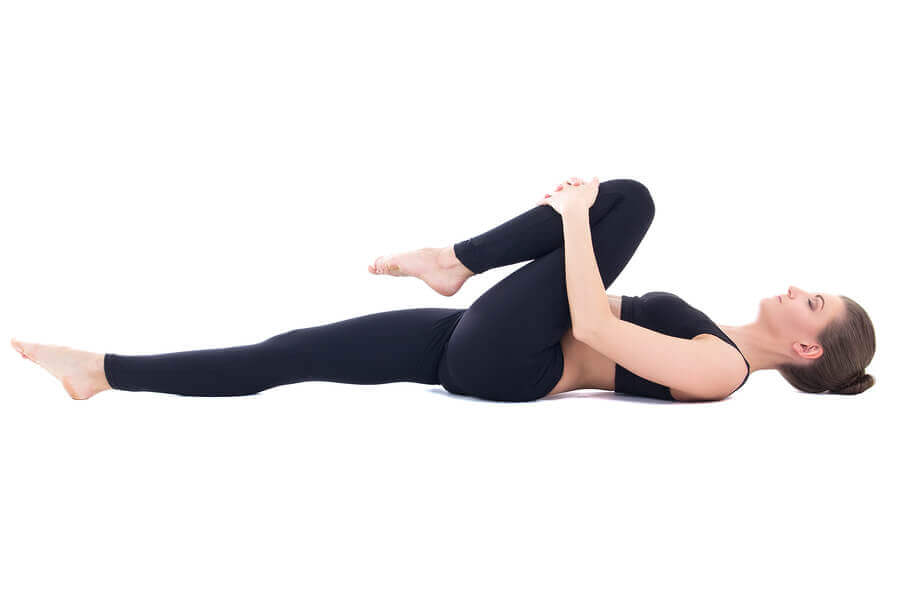 Przyciąganie kolana do klatki piersiowej na wzdęcia i gazy
