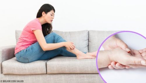 Kobieta na kanapie, uciska stawy ręki