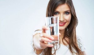 Kobieta trzyma szklankę z wodą