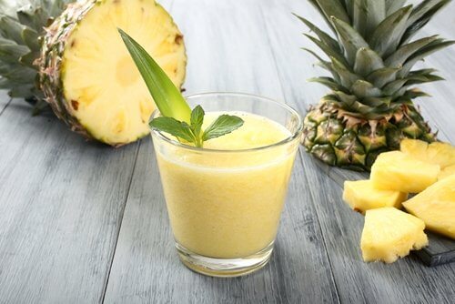 Świeży sok z ananasa odchudzający koktajl 