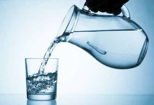 Szklanka wody a poziom cukru