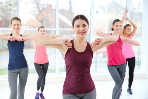 Tańczące kobiety, uprawiają sport, by schudnąć