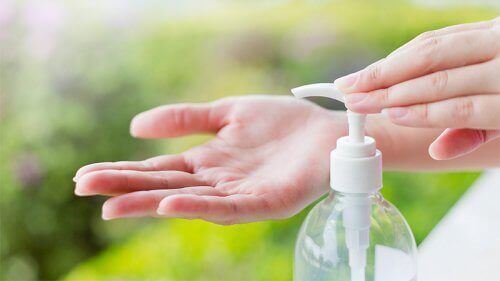 nieprzyjemny zapach potu kobieta myjąca dłonie żelem antybakteryjnym