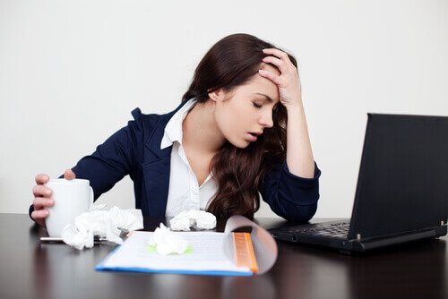 stres w pracy kobieta przy biurku