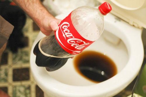 Coca-cola do czyszczenia muszli klozetowej