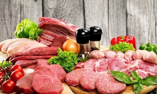 jedzenie powodujące zaparcia to na przykład czerwone mięso