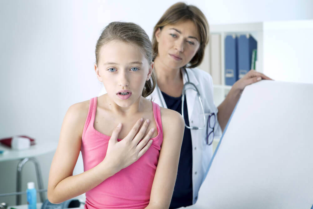 Dziewczynka u lekarza, atak astmy