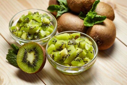 śniadanie miseczki kiwi sałatka