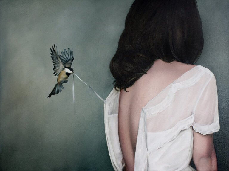 Kobieta ptaszek trzyma kordonek od bluzki prawdziwa miłość nie boli