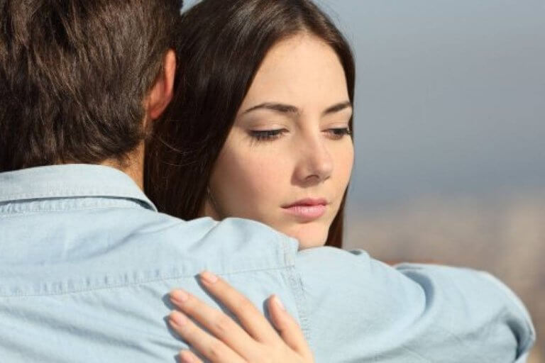 Kobieta przytula sie do mężczyzny przeszłość na drodze do szczęścia