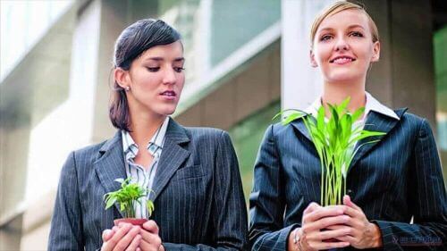 Kobiety trzymają doniczki z roślinami jedna większa druga mniejsza mentalność ofiary