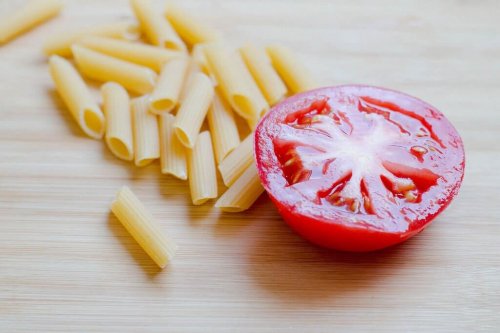 Makaron i pół pomidora Kremowy makaron bez dodatku śmietany i sera